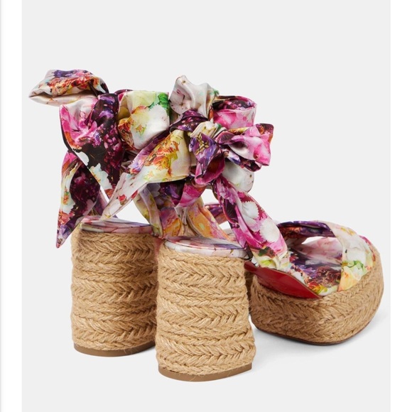 Christian Louboutin
Mariza Du Desert Ankle-Wrap Sandals
Size 38 - Picture 3 of 11